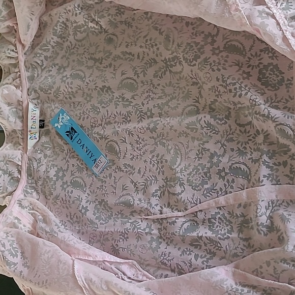 NWT Button Down Ladie's Shirt ❤️ - Picture 4 of 9